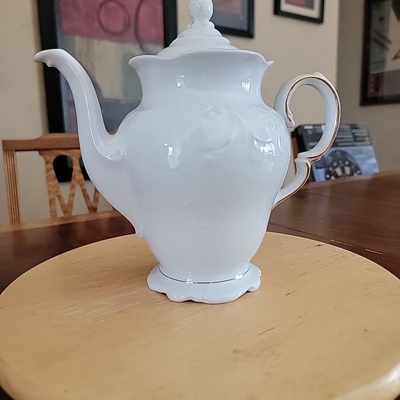 Royal Kent Poland Embossed White with Gold Trim Tea/Coffee/Chocolate P… - Picture 2 of 11